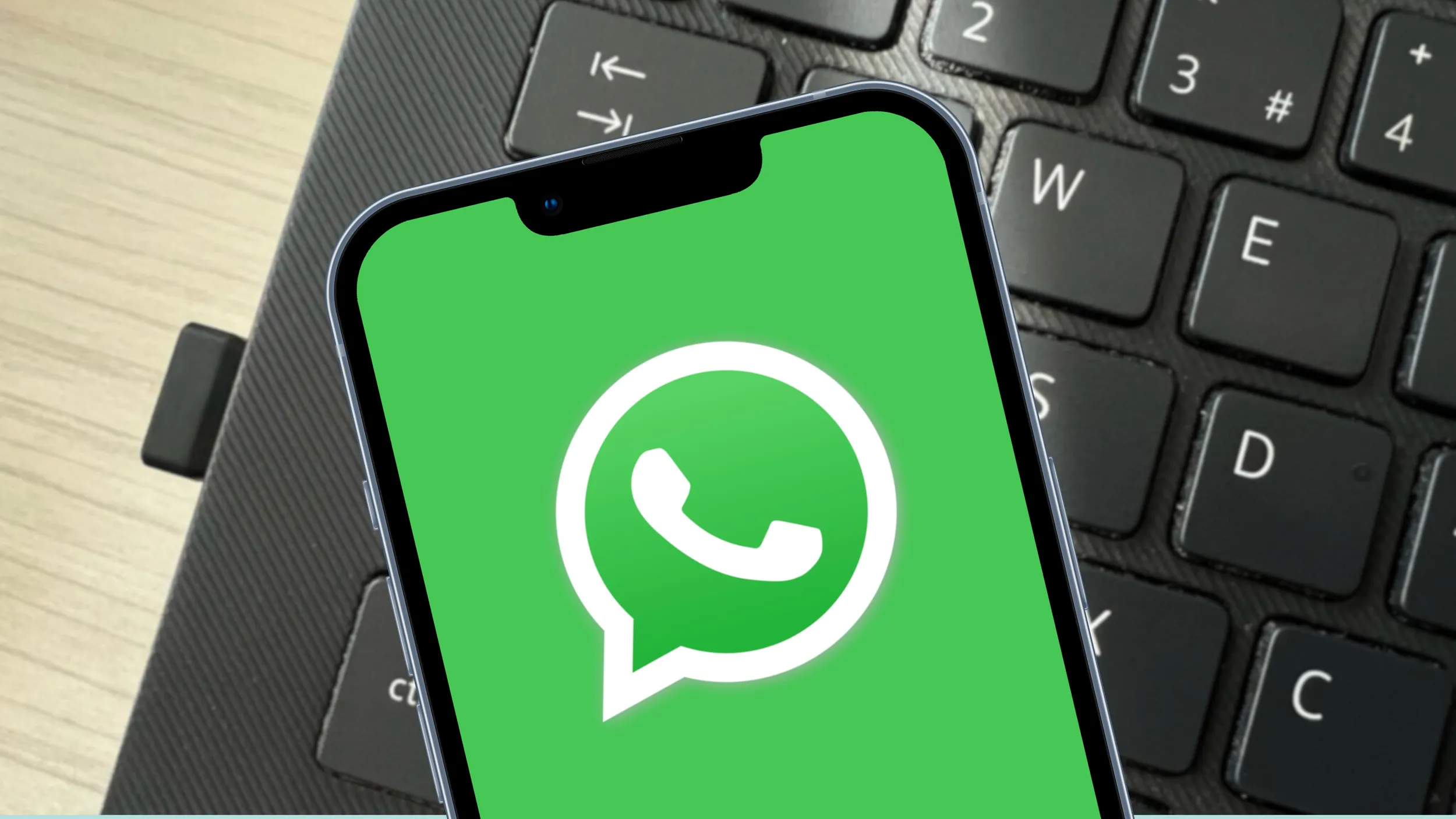 Laptop Tastatur und WhatsApp Icon