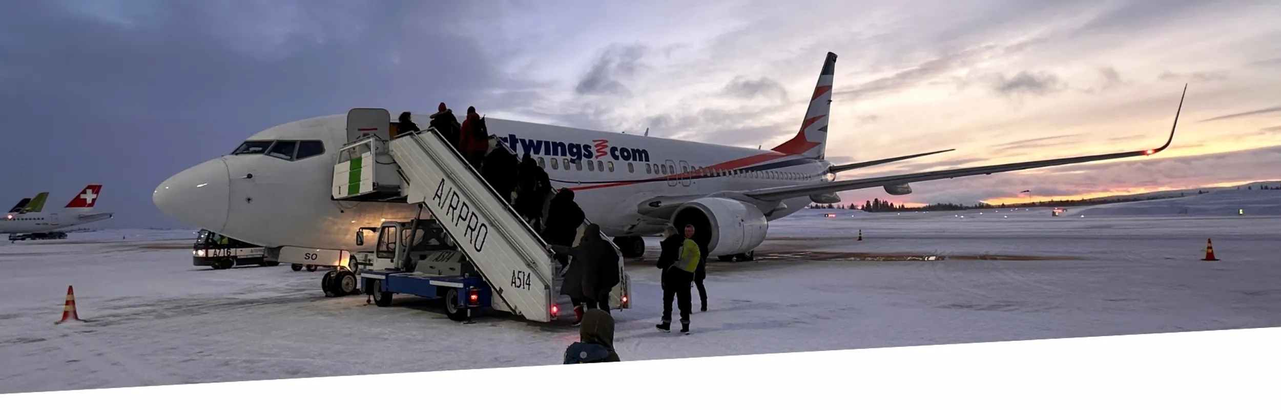 Smartwings Flugzeug Winter beim boarding auf Rollfeld