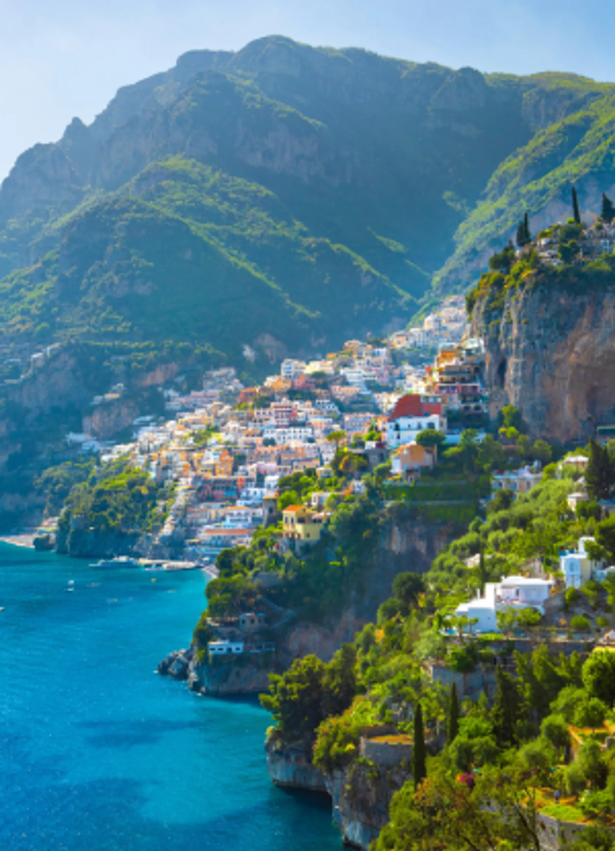 Blick aufs Meer mit Dorf in Apulien