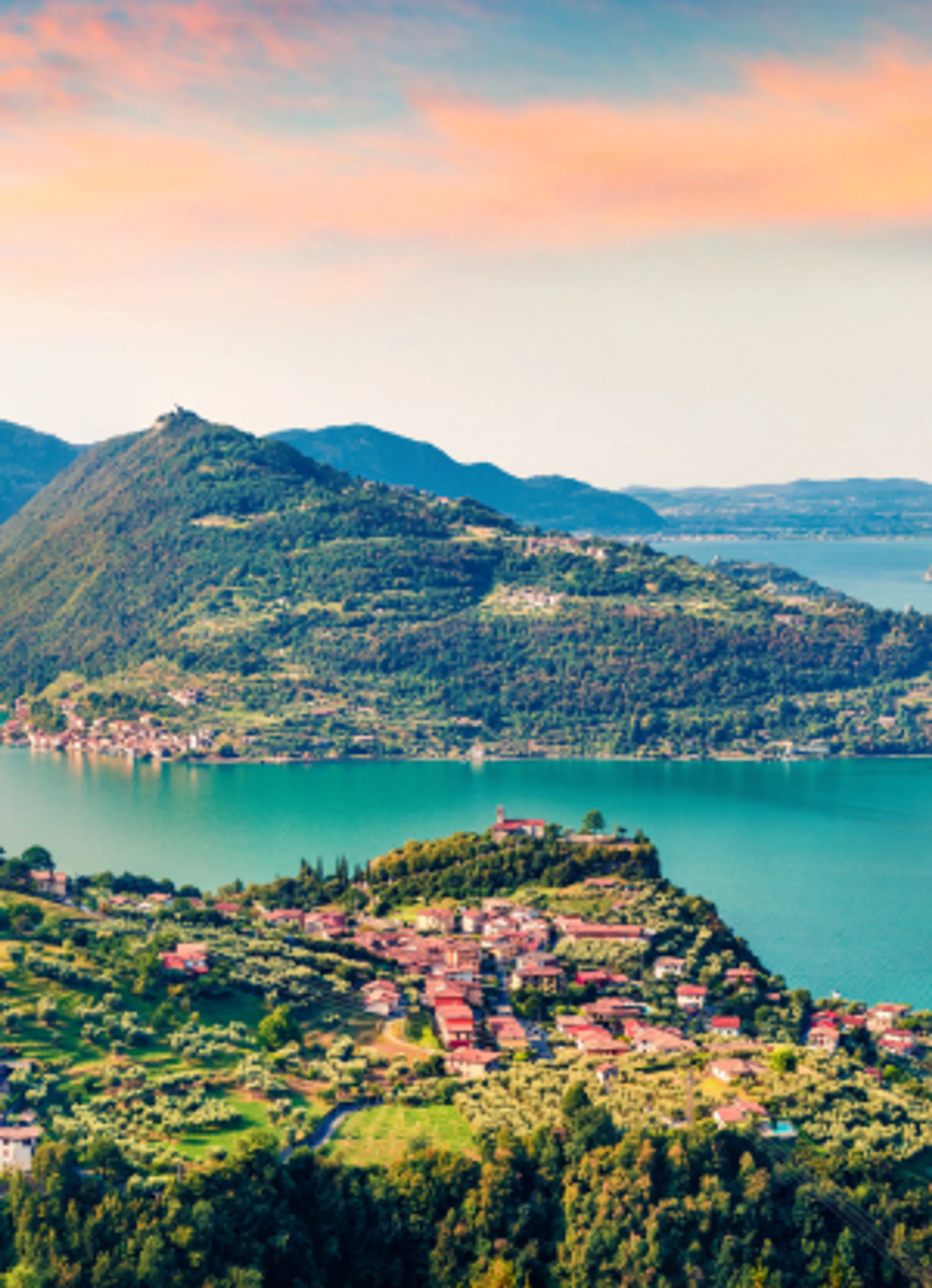 Blick über den Idrosee im Sonnenlicht