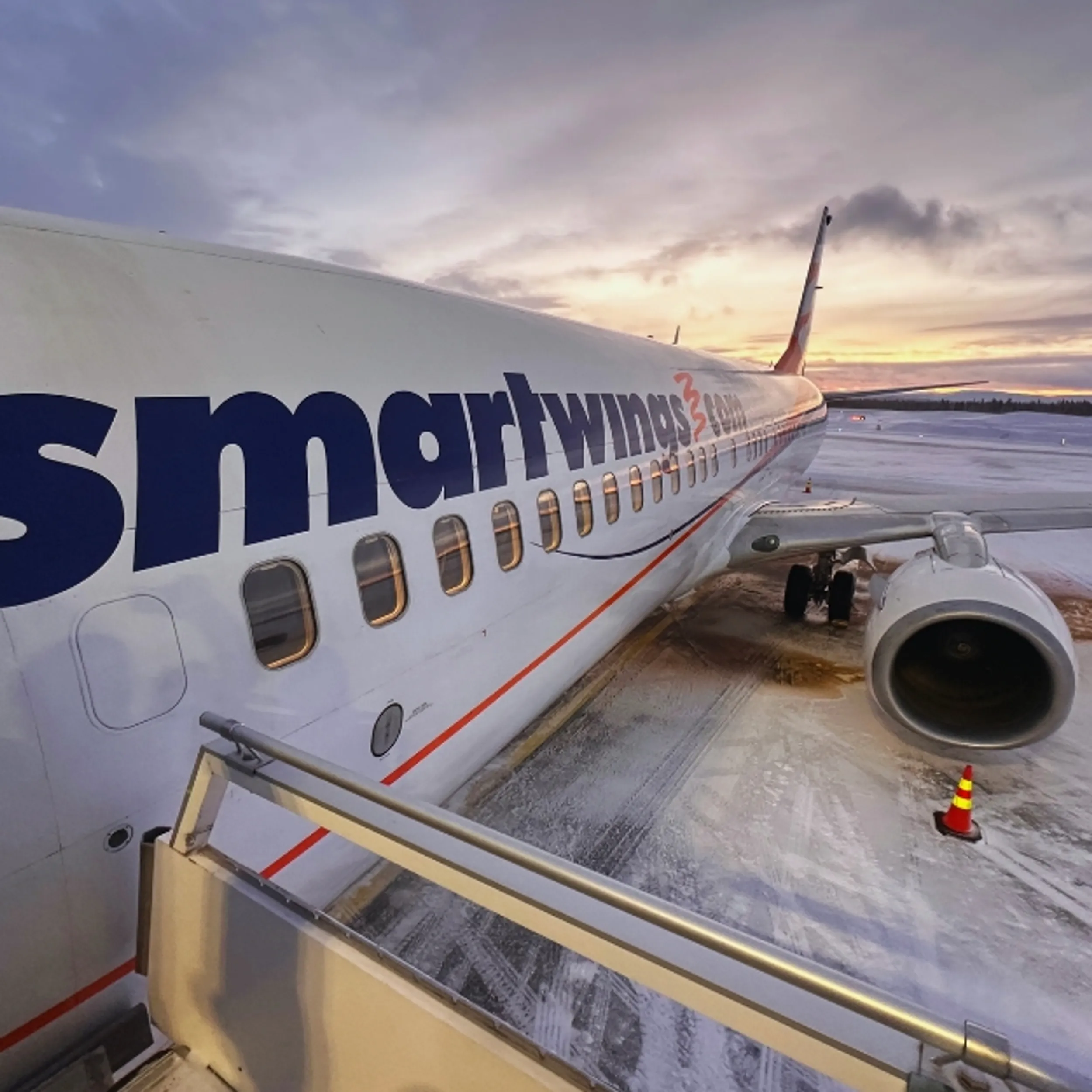 Smartwings Flugzeug Winter Schnee Sonnenlicht