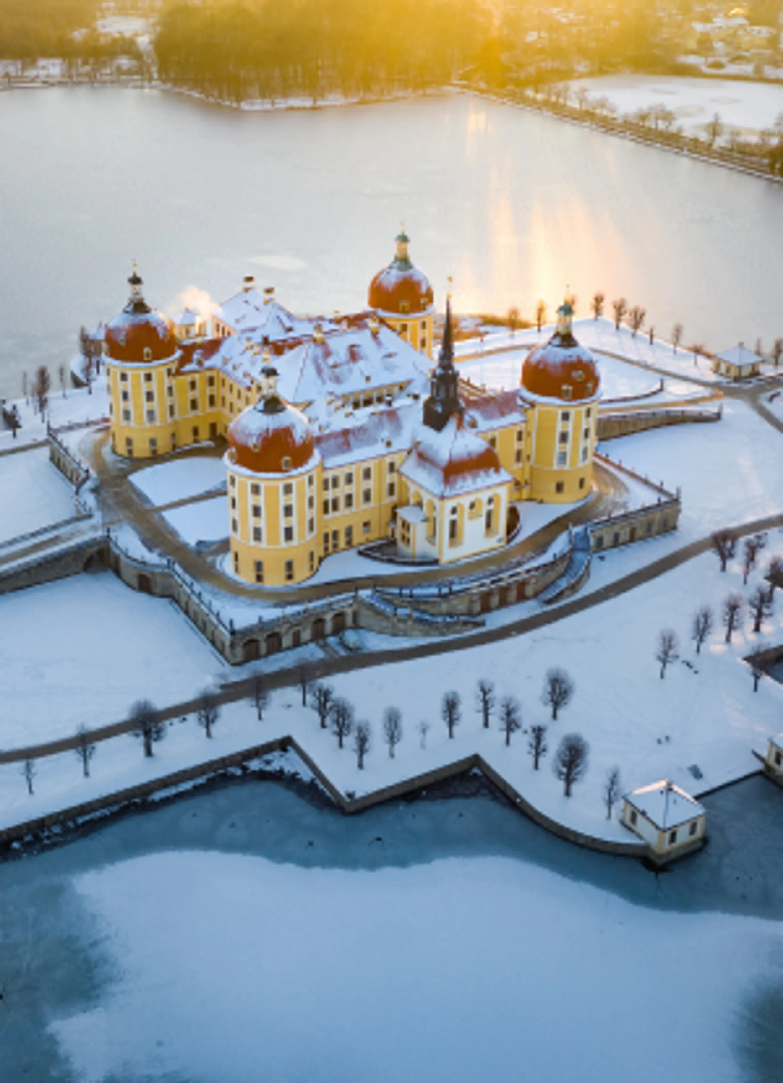 Blick auf Schloss Moritzburg mit Schnee und Sonne