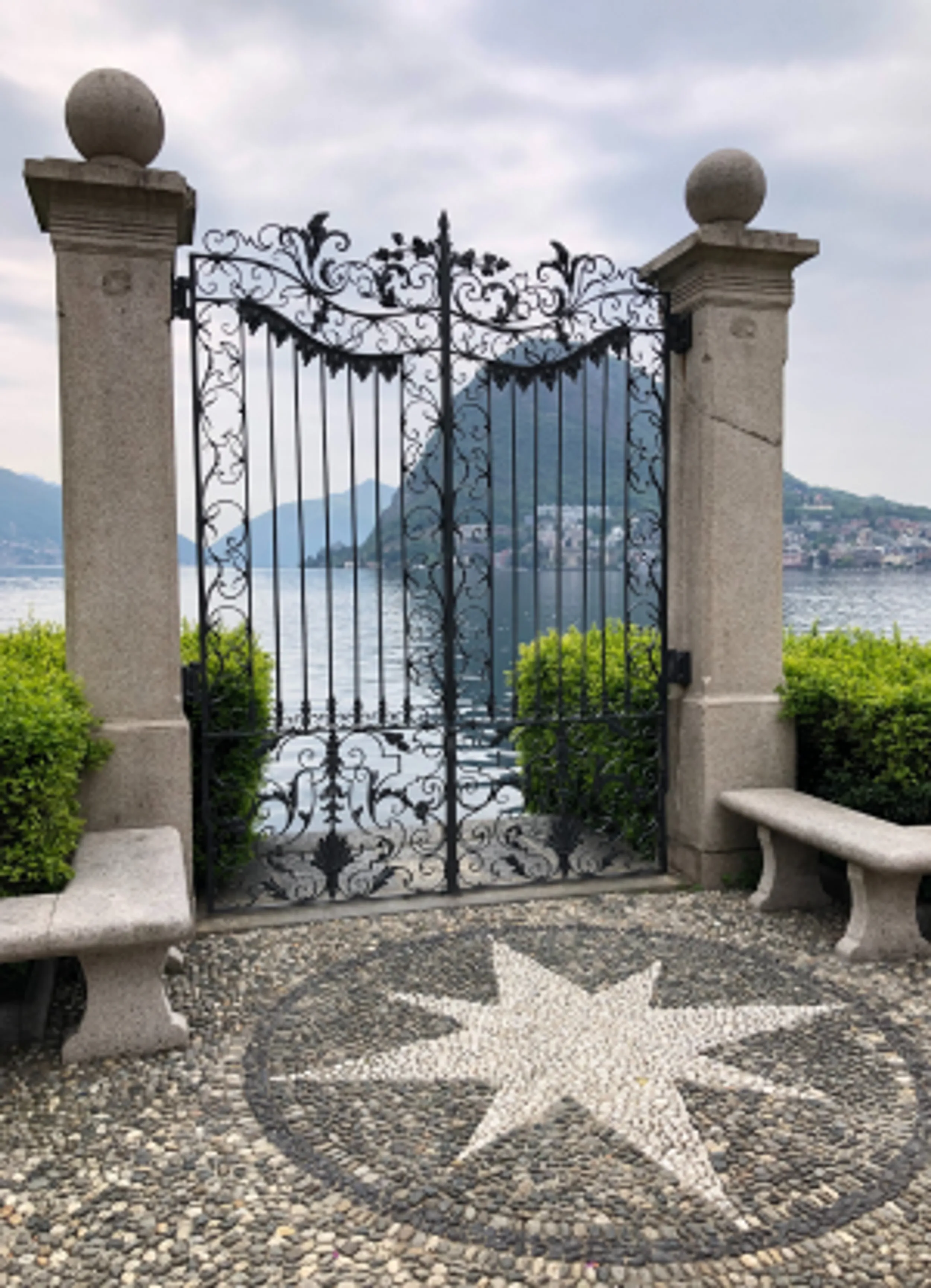 Blick auf See mit Tor in der Schweiz