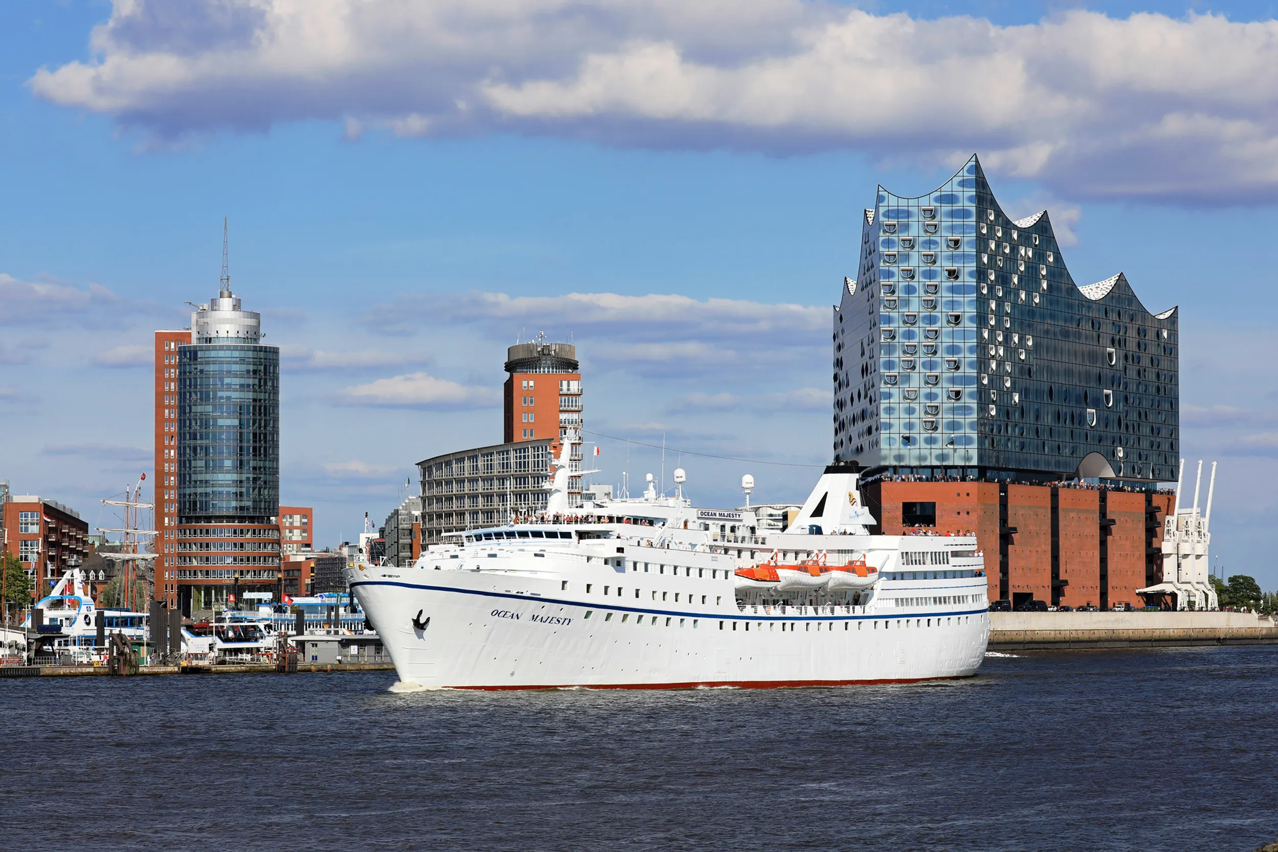 MS OCEAN MAJESTY Außenansicht in Hamburg