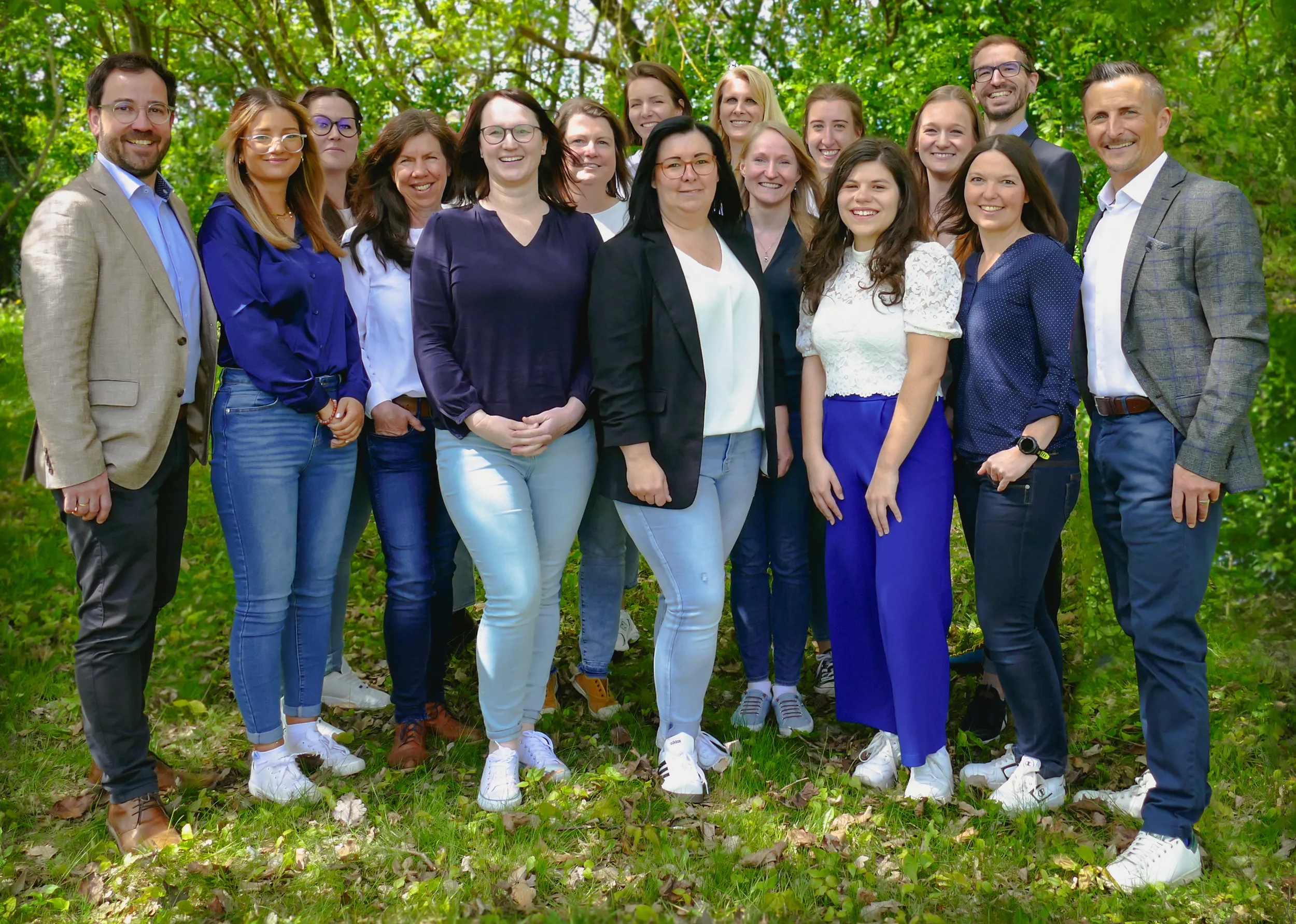 Gruppenfoto im freien vom vianova Team vor Bäumen