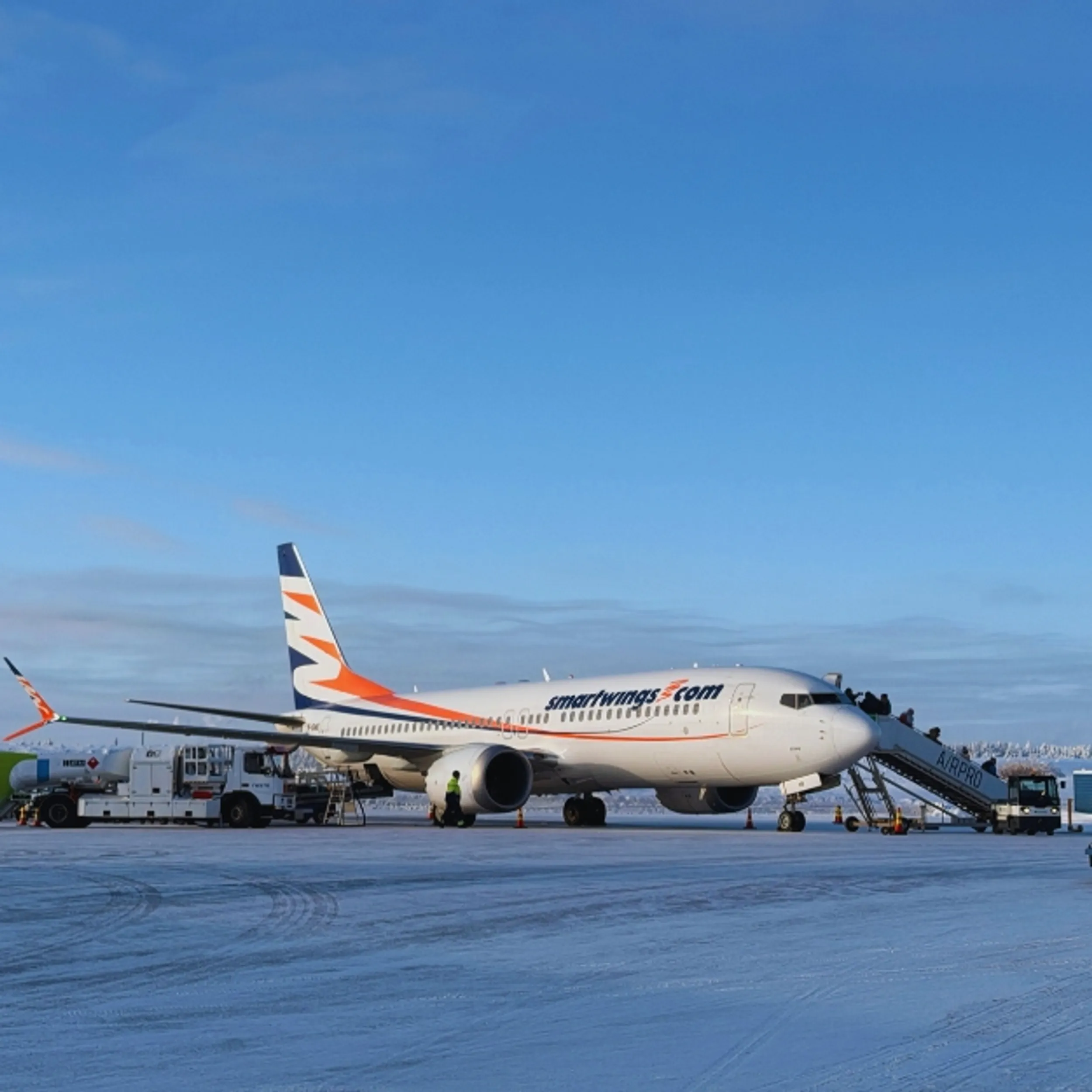 Smartwings Flugzeug Winter Boarding Schnee Rollfeld